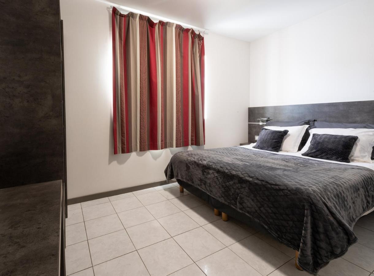 Hotel De La Gare Surgères Kültér fotó